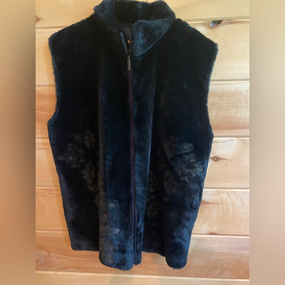 Black Faux Fur Vest with imprinted pattern by Duffel size Medium